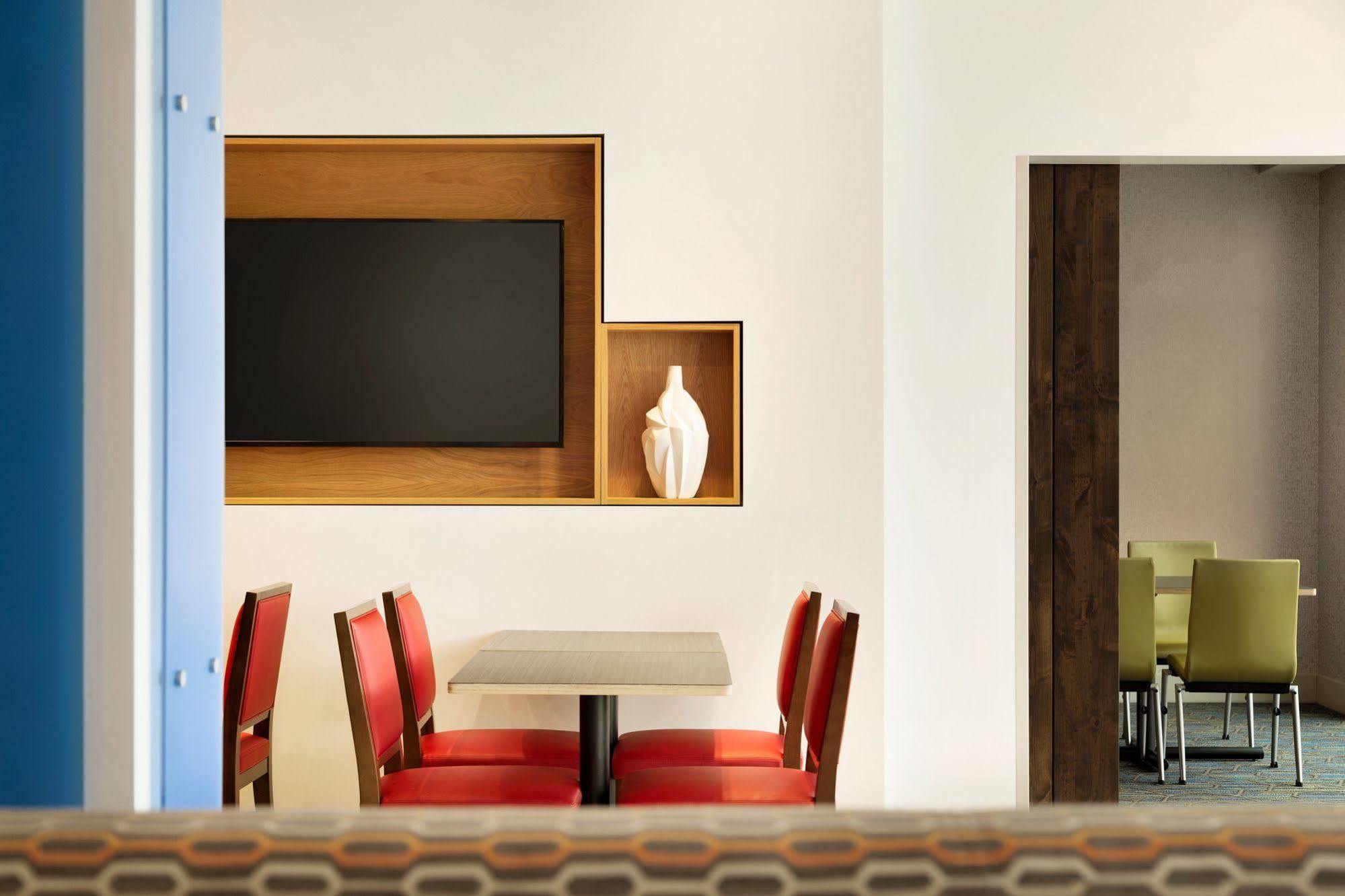 Holiday Inn Express & Suites - Columbus Airport East By Ihg Экстерьер фото